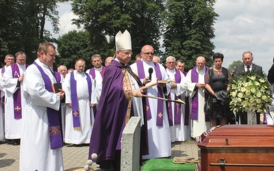 Uroczystościom żałobnym przewodniczył biskup gliwicki.