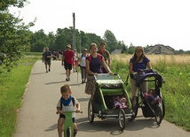 Rodziny zabierają ze sobą wózki terenowe, rowerki i hulajnogi.