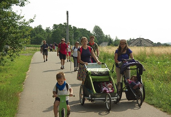 Rodziny zabierają ze sobą wózki terenowe, rowerki i hulajnogi.