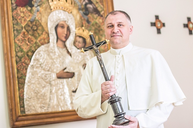 Wierni mogli ucałować krzyż zrobiony z drzewa klonu, na którym pojawiała się Maryja.