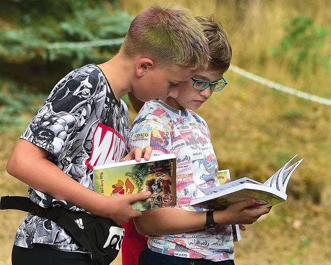 Uczestnicy rekolekcji otrzymali specjalne zeszyty z modlitwami, fragmentami Pisma Świętego i informacjami o historii Polski.