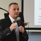 Ks. Dariusz Krok zaprezentował wyniki badań dotyczące pacjentów nowotworowych.