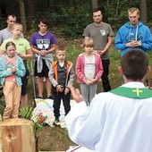 ▲	Ojcom i dzieciom duchowo towarzyszył ks. Piotr Wadowski, wikariusz z parafii pw. Miłosierdzia Bożego w Zielonej Górze.