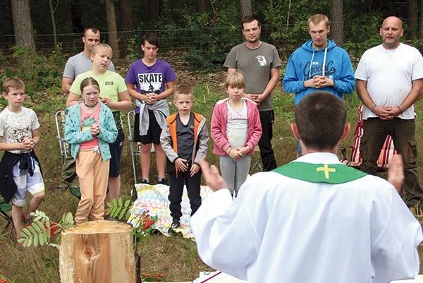 ▲	Ojcom i dzieciom duchowo towarzyszył ks. Piotr Wadowski, wikariusz z parafii pw. Miłosierdzia Bożego w Zielonej Górze.