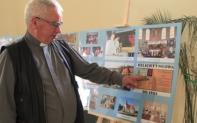 ▲	Ks. Antoni Łatka na tle wystawy przypominającej historię budowy świątyni w Szlichtyngowej. 
