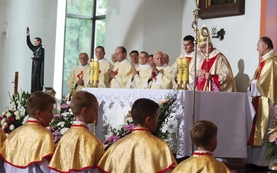 Uroczysta Eucharystia w parafii, której patronuje święty.