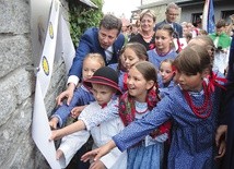 Wraz z laureatami wyróżnienia odsłonili tablicę upamiętniającą jubileusz odznaczenia i dwoje nagrodzonych nim mieszkańców nieba.