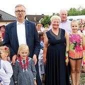 Z najmłodszymi artystami: (od lewej) Stanisław Szwed, Jadwiga Jakubiec, Andrzej Kalata, starosta żywiecki,  i ks. Jan Kudłacik.