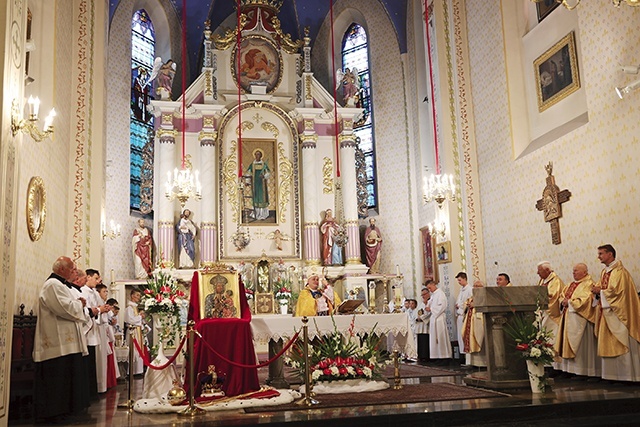 Uroczystościom przewodniczył bp Piotr Greger, biskup pomocniczy.