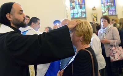 Obrzędu namaszczenia dokonuje o. Charbel z sanktuarium w Annaja, gdzie znajduje się grób świętego