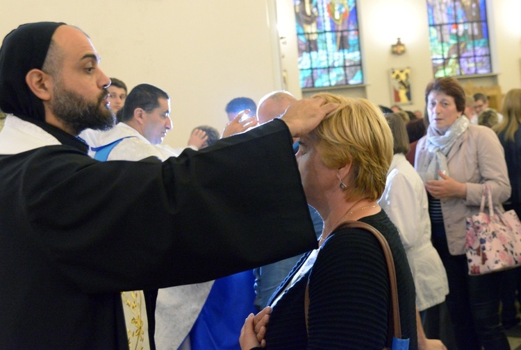 Obrzędu namaszczenia dokonuje o. Charbel z sanktuarium w Annaja, gdzie znajduje się grób świętego