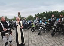 ▲	Uczestników rajdu przed drogą pobłogosławił abp Marek Jędraszewski.