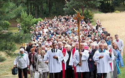 ►	W nabożeństwie uczestniczyła rzesza wiernych.