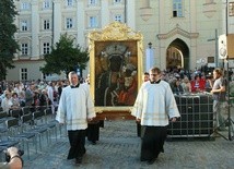 Procesja z obrazem Matki Bożej