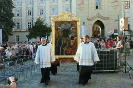 Procesja z obrazem Matki Bożej