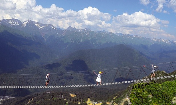 Ludzie przekraczający most w ośrodku narciarskim Rosa Khutor w górach Kaukazu. Soczi jest jednym z miast – gospodarzy piłkarskich mistrzostw świata 2018.