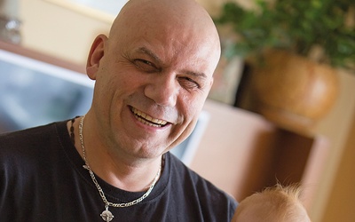Bogdan Krzak (na zdjęciu z wnukiem) jest terapeutą pracującym z młodzieżą.