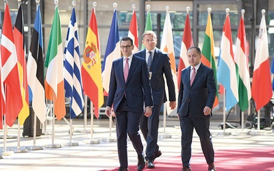 Premier Mateusz Morawiecki, przedstawiciel RP przy UE Andrzej Sadoś i wiceminister spraw zagranicznych Konrad Szymański w drodze na obrady szczytu UE w Brukseli.