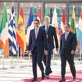 Premier Mateusz Morawiecki, przedstawiciel RP przy UE Andrzej Sadoś i wiceminister spraw zagranicznych Konrad Szymański w drodze na obrady szczytu UE w Brukseli.