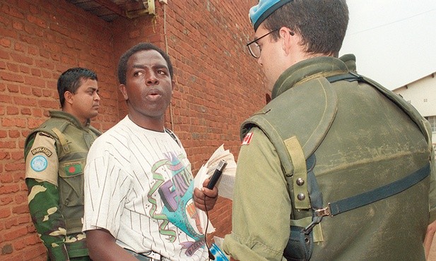 Ks. Munyeshyaka rozmawiający z żołnierzami ONZ w Kigali w 1994 r.