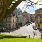 Miasto podzielono 28 lipca 1920 roku. Po czeskiej stronie znalazł się dworzec kolejowy, po polskiej: zabytkowa starówka, zamek, teatr, szkoły i kościoły.