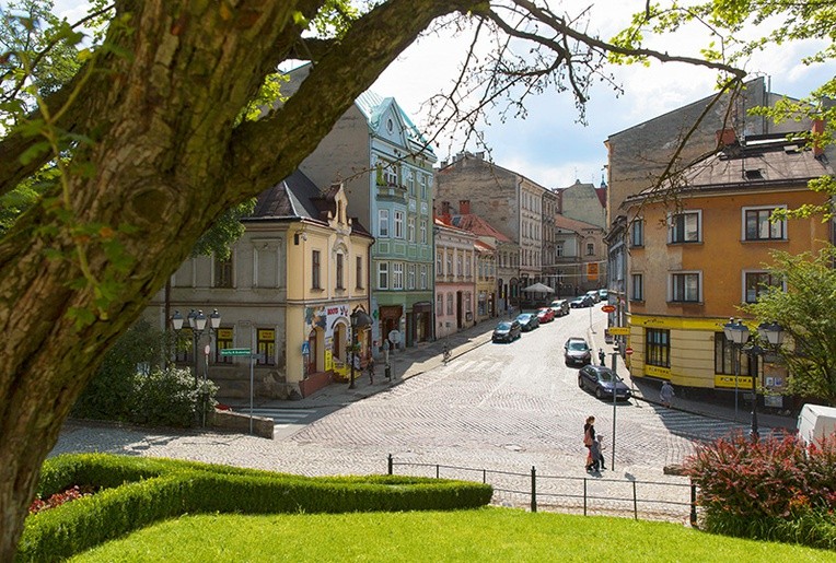 Miasto podzielono 28 lipca 1920 roku. Po czeskiej stronie znalazł się dworzec kolejowy, po polskiej: zabytkowa starówka, zamek, teatr, szkoły i kościoły.