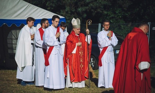 W błocie, na spotkaniach i modlitwie