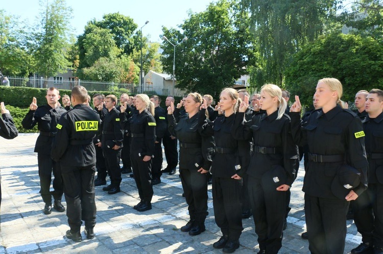 Ślubowanie nowych policjantów