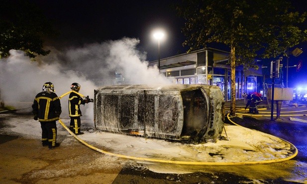 Przez trzecią noc w Nantes płonęły samochody i budynki