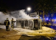Przez trzecią noc w Nantes płonęły samochody i budynki