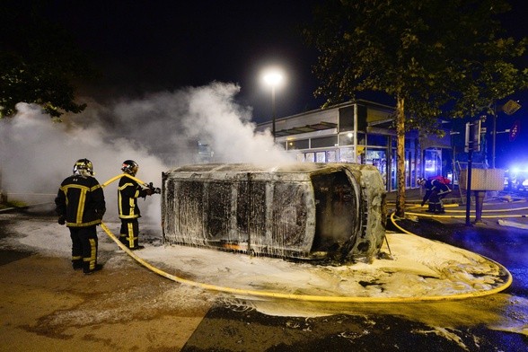 Przez trzecią noc w Nantes płonęły samochody i budynki