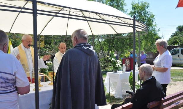 Uczy milczenia, skupienia na Bogu i rodzinie