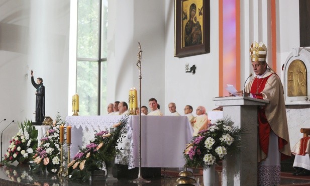 Bp Roman Pindel w czechowickim kościele św. Andrzeja Boboli.