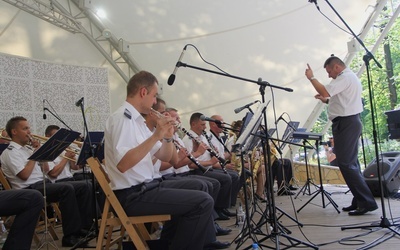 Radomska Orkiestra Wojskowa w muszli koncertowej