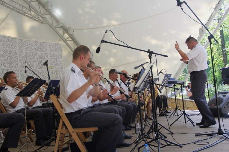 Radomska Orkiestra Wojskowa w muszli koncertowej