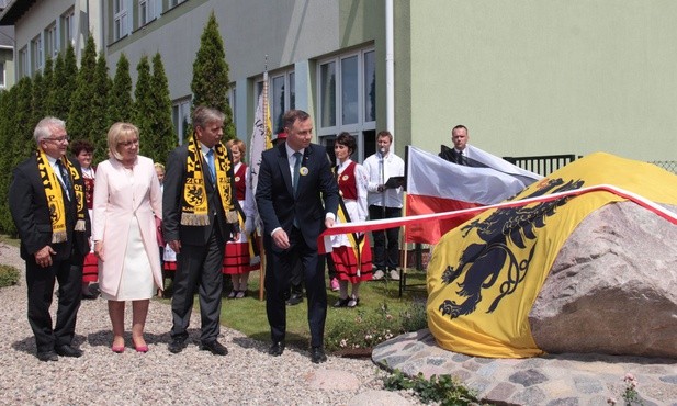 Prezydent Andrzej Duda odsłonił pamiątkową tablicę poświęconą  prof. Gerardowi Labudzie