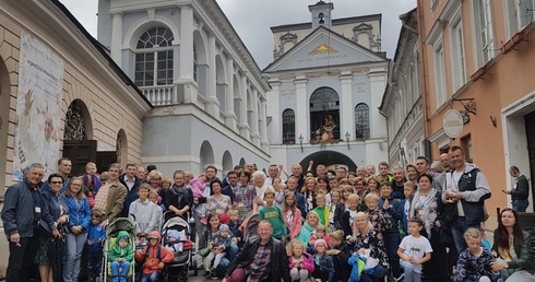 Uczestnicy rekolekcji w Wilnie przed kaplicą MB Ostrobramskiej