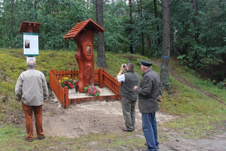 Kapliczkę ustawiono z inicjatywy Nadleśnictwa Kozienice