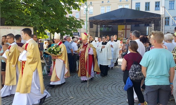 Bp Jan Wieczorek z kwiatami otrzymanymi z okazji 60-lecia kapłaństwa