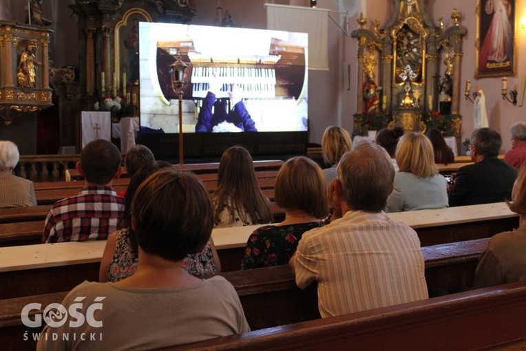 Słuchacze mogli na ekranie zobaczyć kunszt gry mistrza