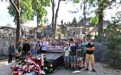 Młodzi bielszczanie przy grobie matki marszałki Józefa Piłsudskiego i jego serca
