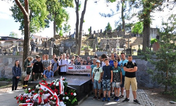 Młodzi bielszczanie przy grobie matki marszałki Józefa Piłsudskiego i jego serca