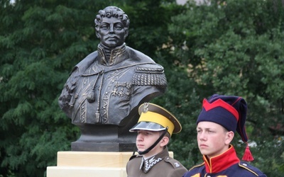 W Skierniewicach odsłonięto pomnik J. Kozietulskiego, pułkownika armii napoleońskiej, bohatera spod Somosierry