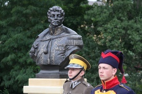 W Skierniewicach odsłonięto pomnik J. Kozietulskiego, pułkownika armii napoleońskiej, bohatera spod Somosierry