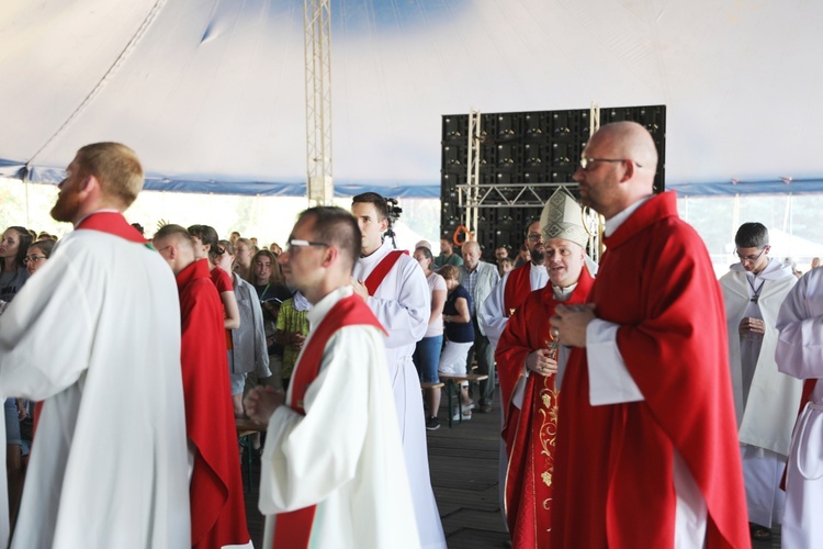 Bp Piotr Greger na Festiwalu Życia w Kokotku