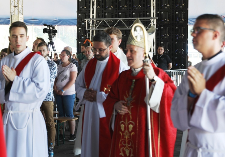 Bp Piotr Greger na Festiwalu Życia w Kokotku