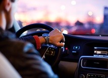Co sprawia, że ludzie zasypiają za kierownicą i są mniej uważni?