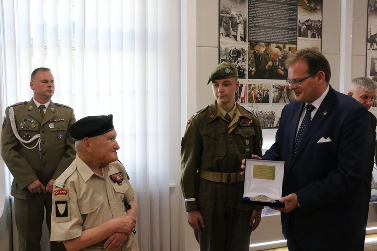 Wręczenie aktu awansu oficerskiego dla prof. Wojciechai Narębskiego