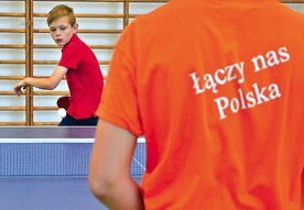 Sportowa rywalizacja, dzięki pijarom, zbliża kolejne pokolenia dzieci i młodzieży.