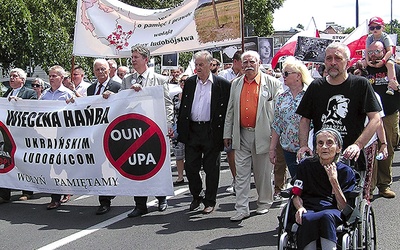 W czasie marszu odczytywane były świadectwa Polaków ocalonych z pogromu.